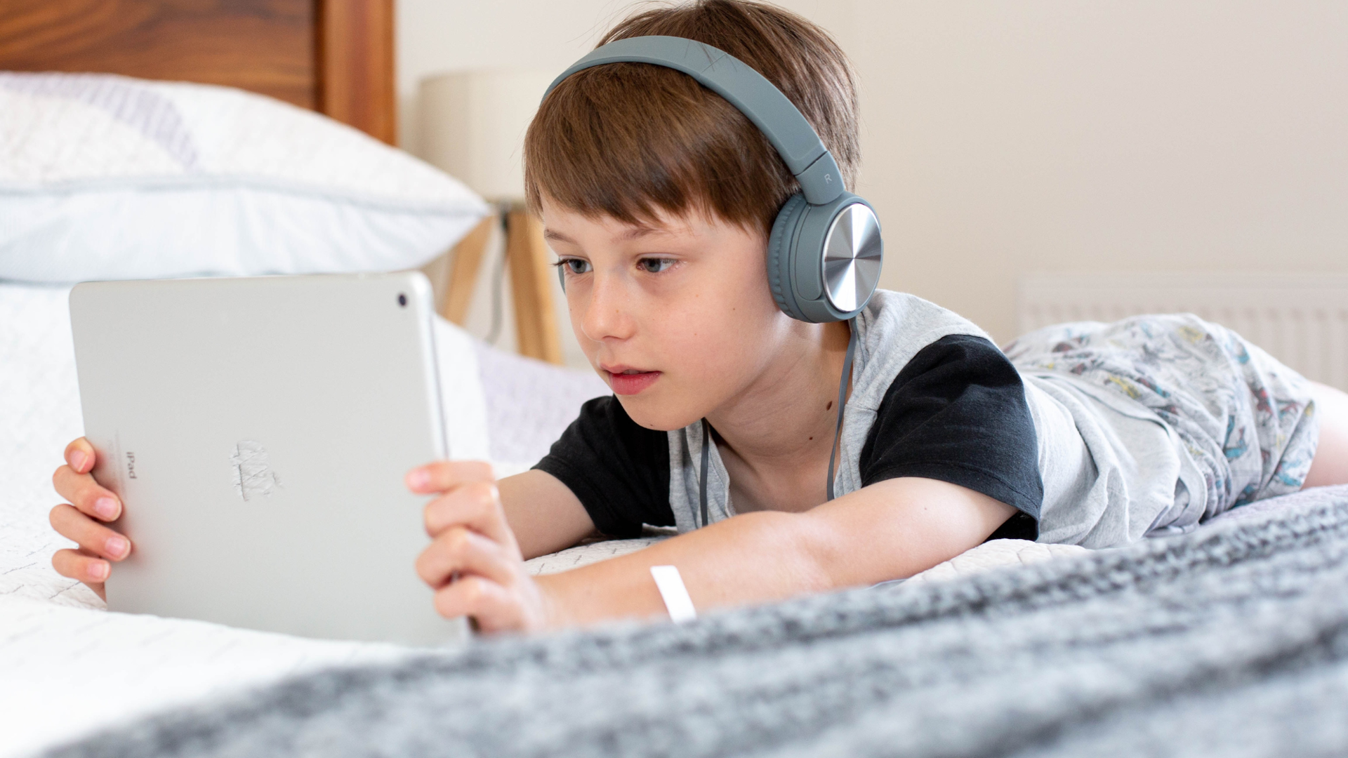 Positive and Negative Impacts of Electronic Devices on Children ...
